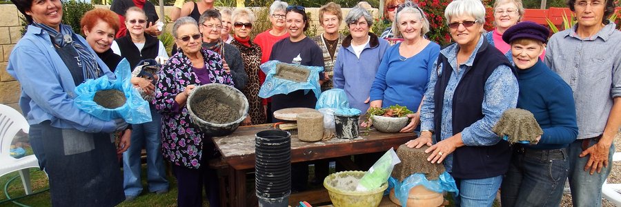  ‘n Vrolike groep dames wat die tweede kursus te Groeneweide Kwekery bygewoon het, met hulle potte wat hulle self vervaardig het